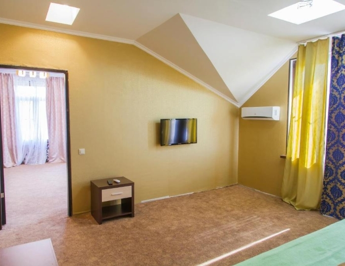 Двухкомнатный Люкс с балконом и кроватью размера «king-size» - Отель «Резиденция Апсны» Цандрипш