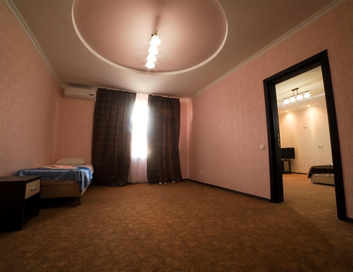 Двухкомнатный Люкс с балконом и кроватью размера «king-size» - Отель «Резиденция Апсны» Цандрипш